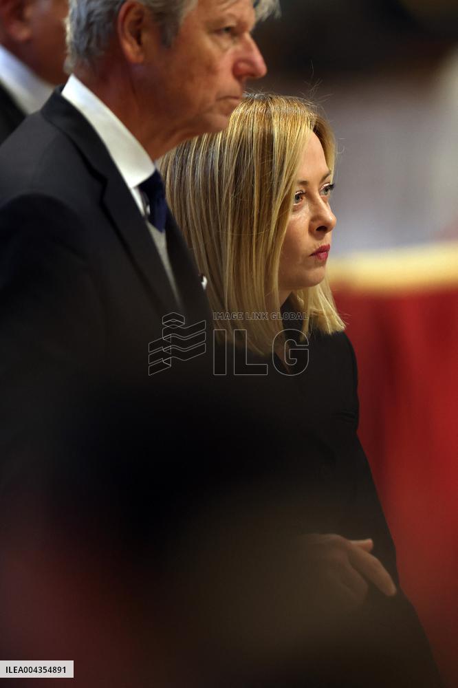 Roma, Morte di Papa Francesco -  Giorgia Meloni e il ministro Tajani in San Pietro per l’omaggio a Bergoglio insieme ai tanti fe