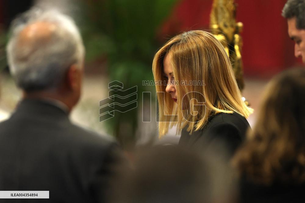 Roma, Morte di Papa Francesco -  Giorgia Meloni e e i ministri in San Pietro per l’omaggio a Bergoglio insieme ai tanti fedeli.
