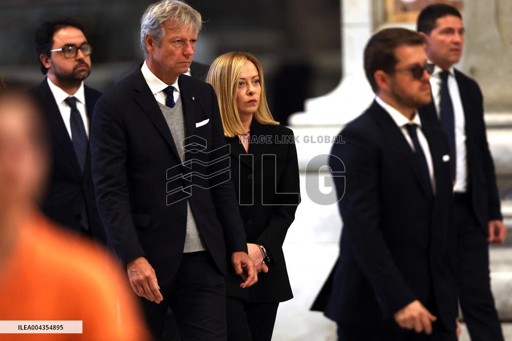 Roma, Morte di Papa Francesco -  Giorgia Meloni e il ministro Tajani in San Pietro per l’omaggio a Bergoglio insieme ai tanti fe