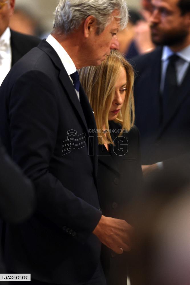 Roma, Morte di Papa Francesco -  Giorgia Meloni e il ministro Tajani in San Pietro per l’omaggio a Bergoglio insieme ai tanti fe