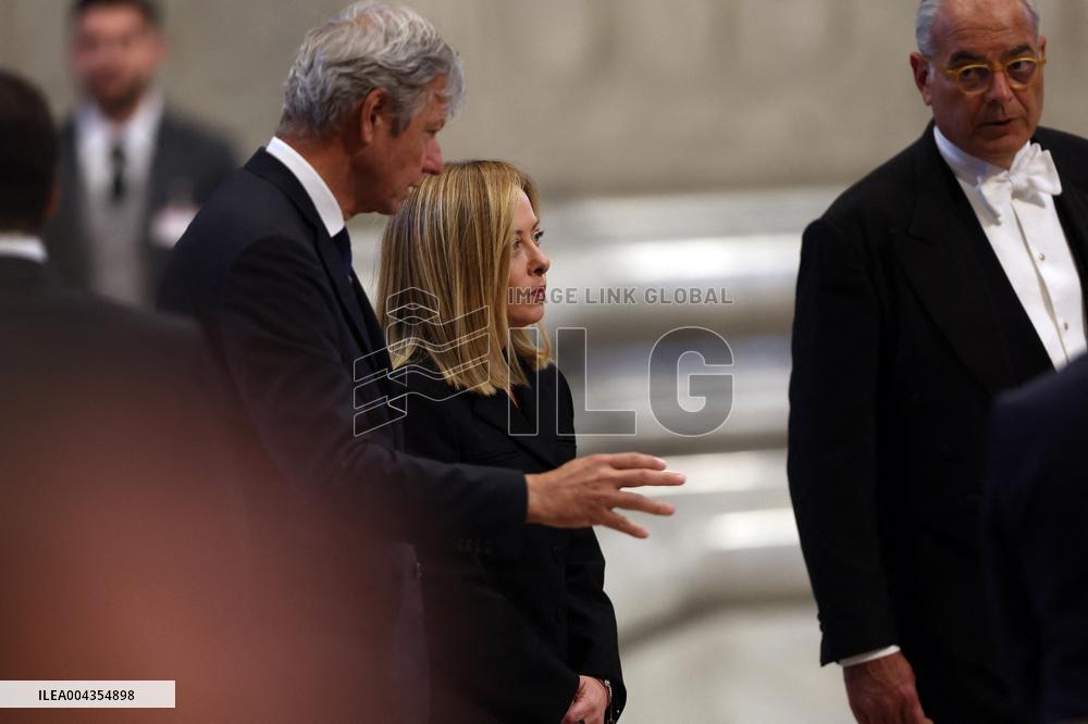 Roma, Morte di Papa Francesco -  Giorgia Meloni e il ministro Tajani in San Pietro per l’omaggio a Bergoglio insieme ai tanti fe