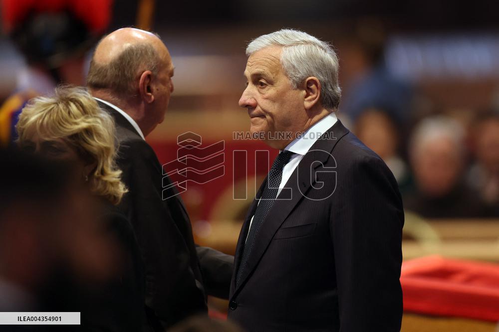 Roma, Morte di Papa Francesco -  Giorgia Meloni e e i ministri in San Pietro per l’omaggio a Bergoglio insieme ai tanti fedeli.