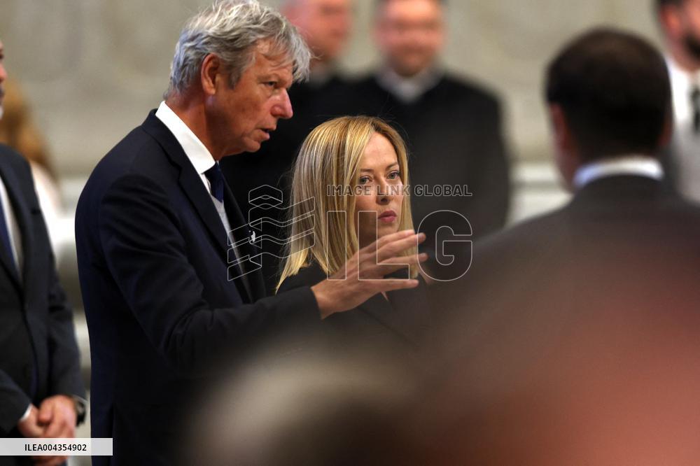 Roma, Morte di Papa Francesco -  Giorgia Meloni e il ministro Tajani in San Pietro per l’omaggio a Bergoglio insieme ai tanti fe