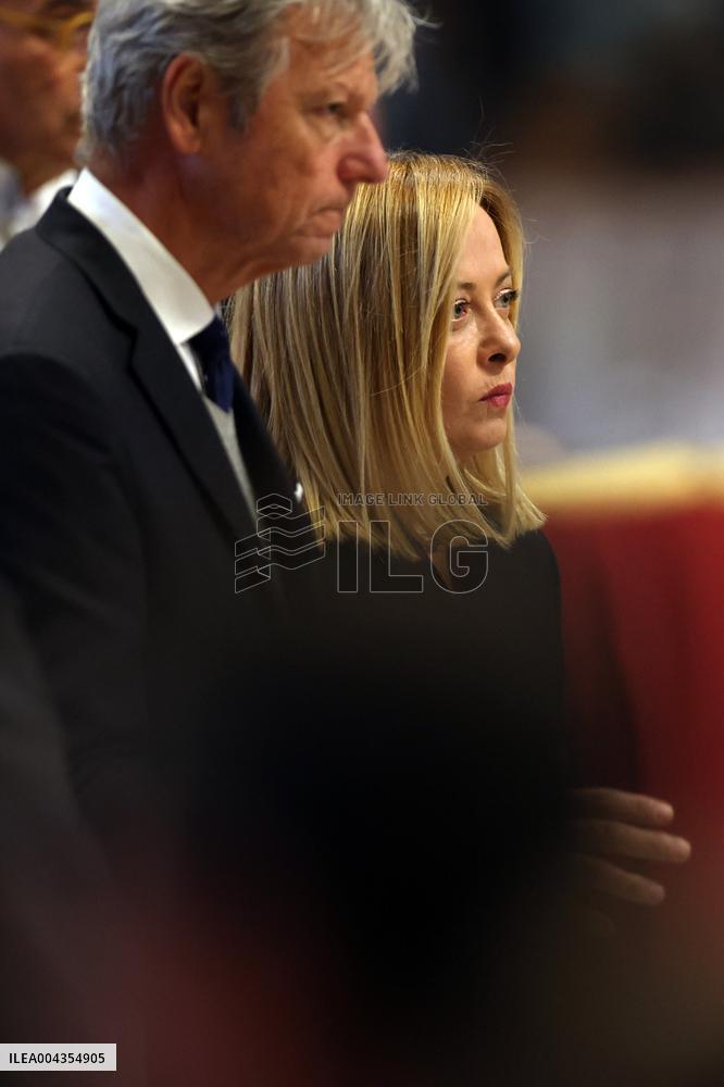 Roma, Morte di Papa Francesco -  Giorgia Meloni e il ministro Tajani in San Pietro per l’omaggio a Bergoglio insieme ai tanti fe