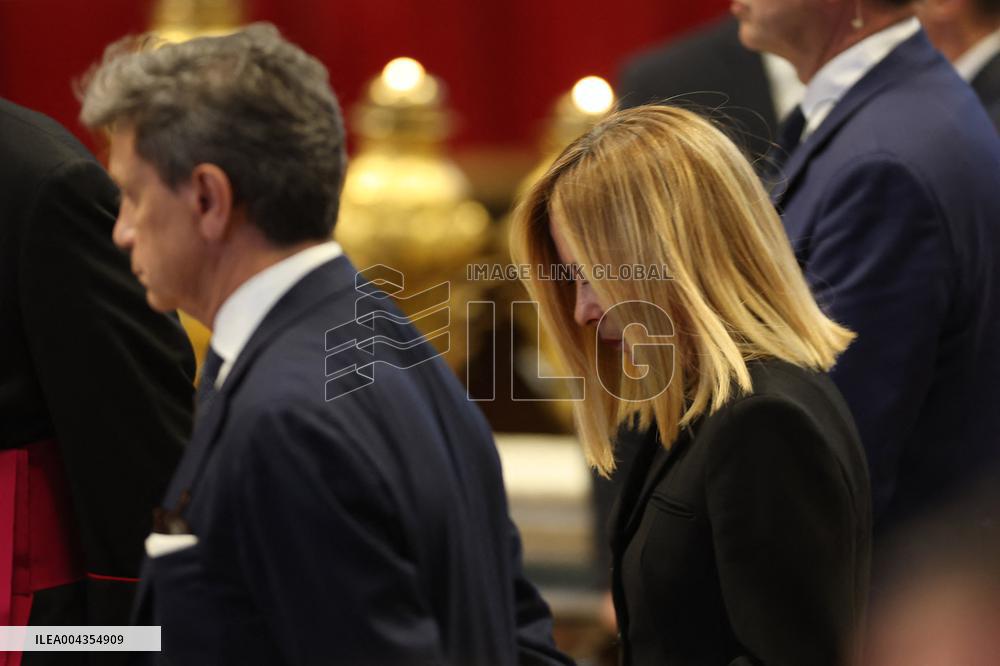 Roma, Morte di Papa Francesco -  Giorgia Meloni e e i ministri in San Pietro per l’omaggio a Bergoglio insieme ai tanti fedeli.