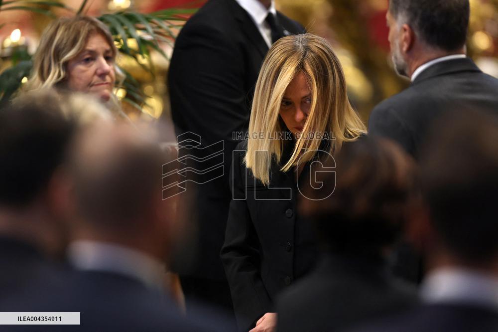 Roma, Morte di Papa Francesco -  Giorgia Meloni e e i ministri in San Pietro per l’omaggio a Bergoglio insieme ai tanti fedeli.