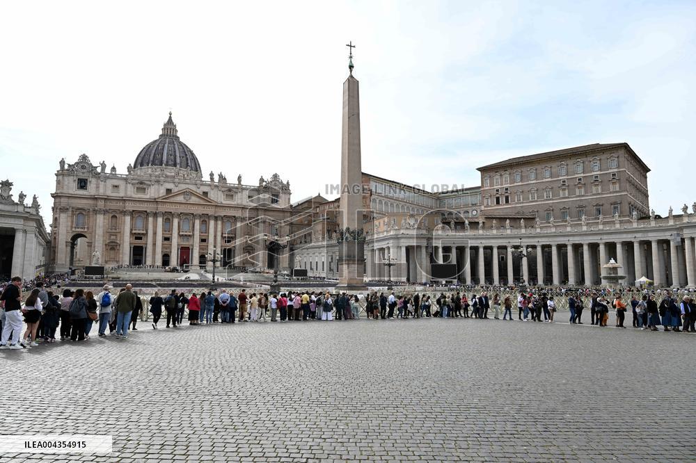 People Queue To pay Their RespectsTo Late Pope Francis - Vatican
