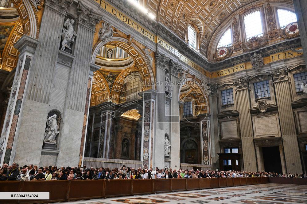 People Queue To pay Their RespectsTo Late Pope Francis - Vatican