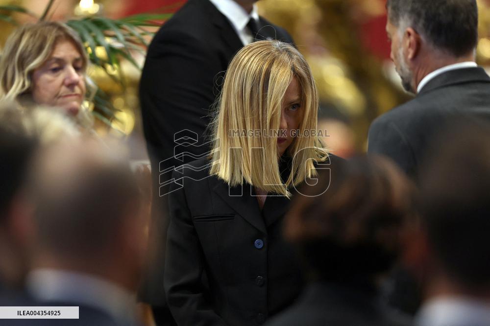 Roma, Morte di Papa Francesco -  Giorgia Meloni e e i ministri in San Pietro per l’omaggio a Bergoglio insieme ai tanti fedeli.