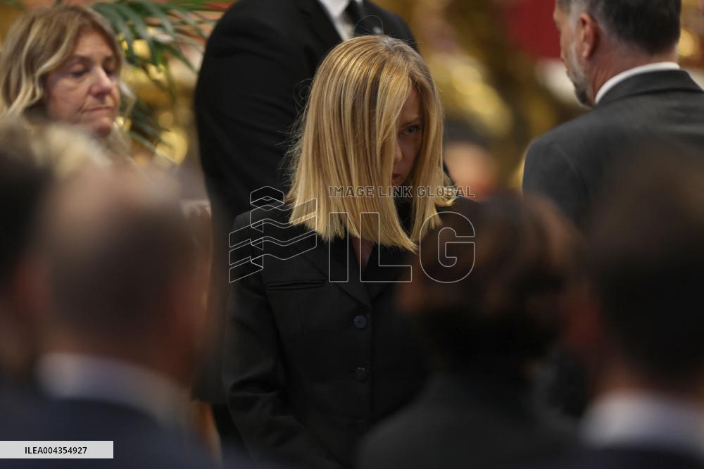 Roma, Morte di Papa Francesco -  Giorgia Meloni e e i ministri in San Pietro per l’omaggio a Bergoglio insieme ai tanti fedeli.