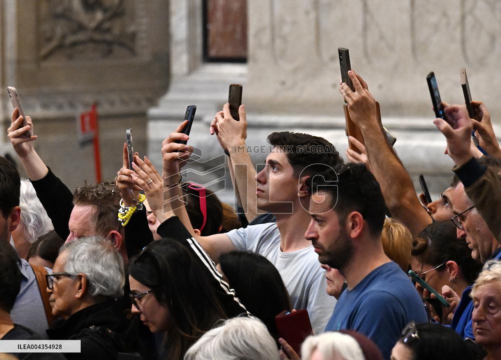People Queue To pay Their RespectsTo Late Pope Francis - Vatican