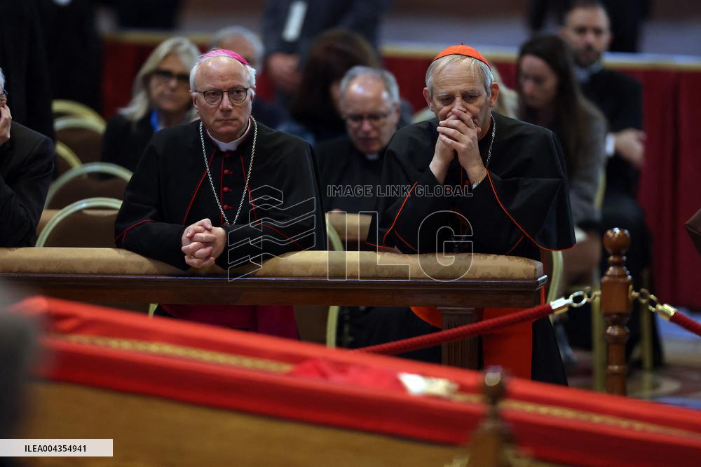 Morte di Papa Francesco Bergoglio, Migliaia di fedeli a san Pietro in Vaticano per rendere omaggio al corpo del Pontefice.