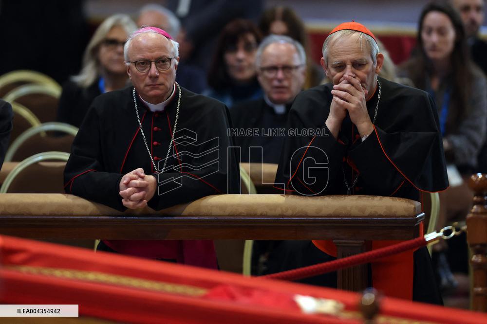Morte di Papa Francesco Bergoglio, Migliaia di fedeli a san Pietro in Vaticano per rendere omaggio al corpo del Pontefice.