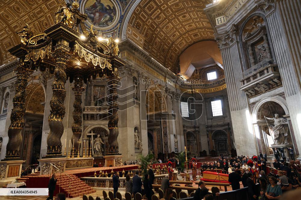 Morte di Papa Francesco Bergoglio, Migliaia di fedeli a san Pietro in Vaticano per rendere omaggio al corpo del Pontefice.