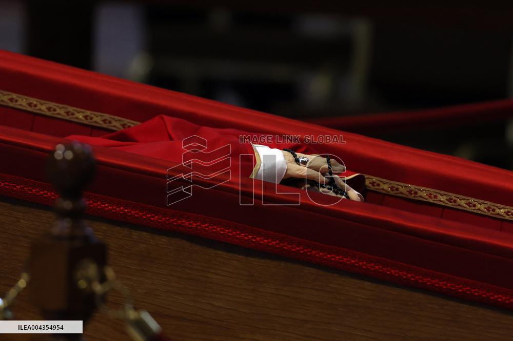 Morte di Papa Francesco Bergoglio, Migliaia di fedeli a san Pietro in Vaticano per rendere omaggio al corpo del Pontefice.