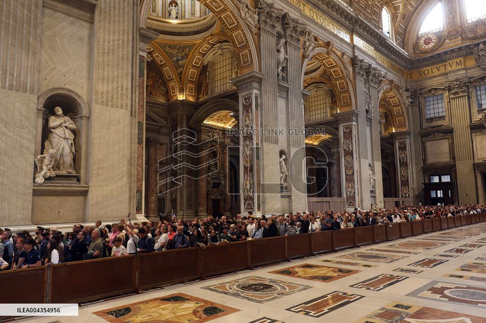 Morte di Papa Francesco Bergoglio, Migliaia di fedeli a san Pietro in Vaticano per rendere omaggio al corpo del Pontefice.