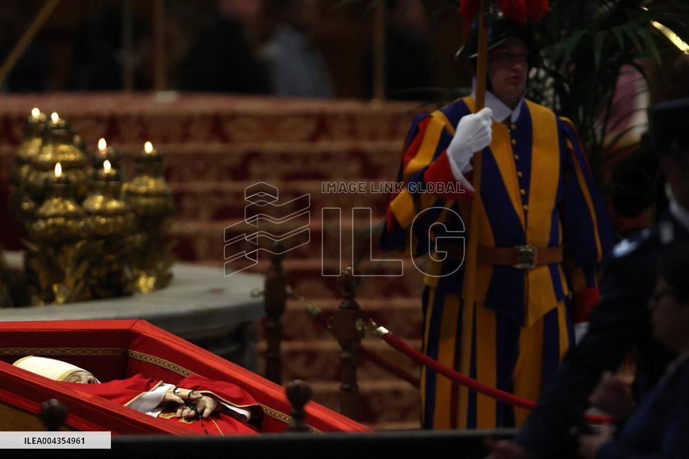 Morte di Papa Francesco Bergoglio, Migliaia di fedeli a san Pietro in Vaticano per rendere omaggio al corpo del Pontefice.