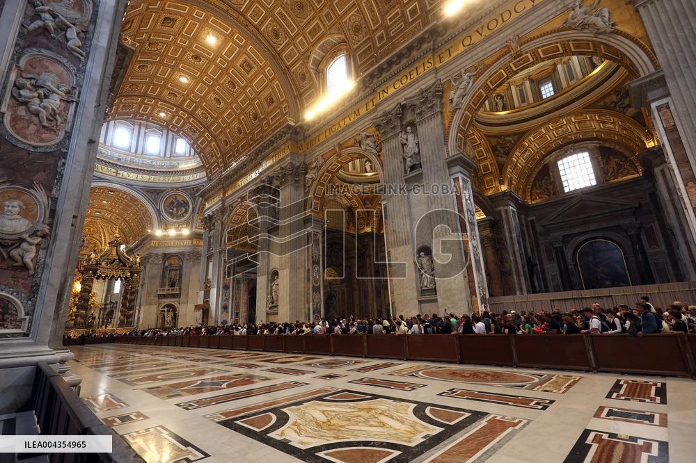 Morte di Papa Francesco Bergoglio, Migliaia di fedeli a san Pietro in Vaticano per rendere omaggio al corpo del Pontefice.
