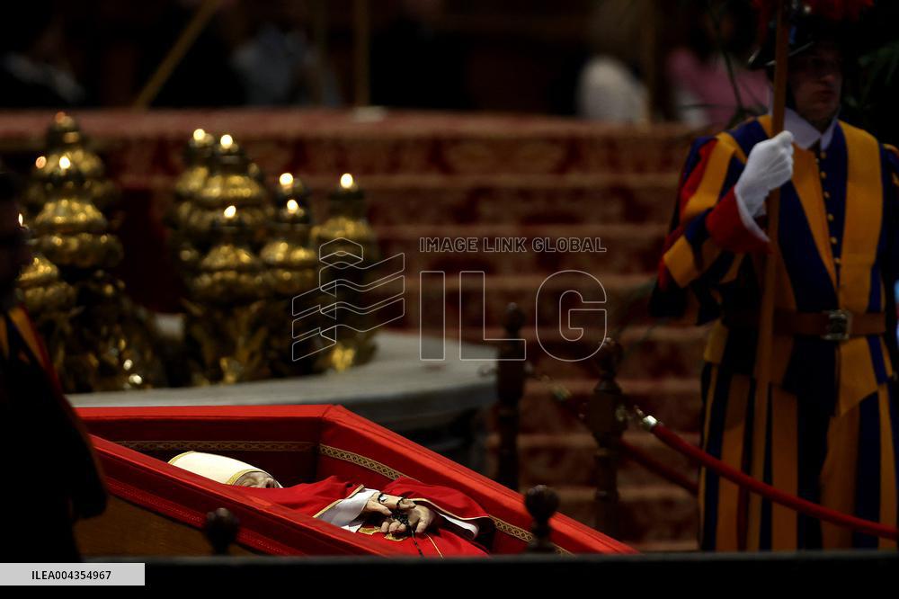 Morte di Papa Francesco Bergoglio, Migliaia di fedeli a san Pietro in Vaticano per rendere omaggio al corpo del Pontefice.