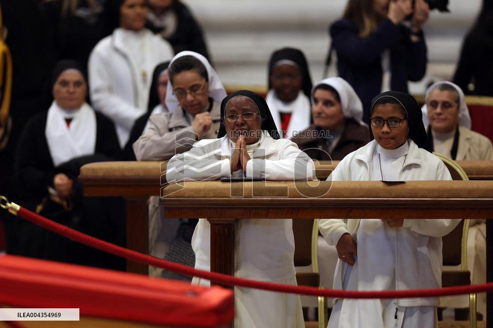 Morte di Papa Francesco Bergoglio, Migliaia di fedeli a san Pietro in Vaticano per rendere omaggio al corpo del Pontefice.