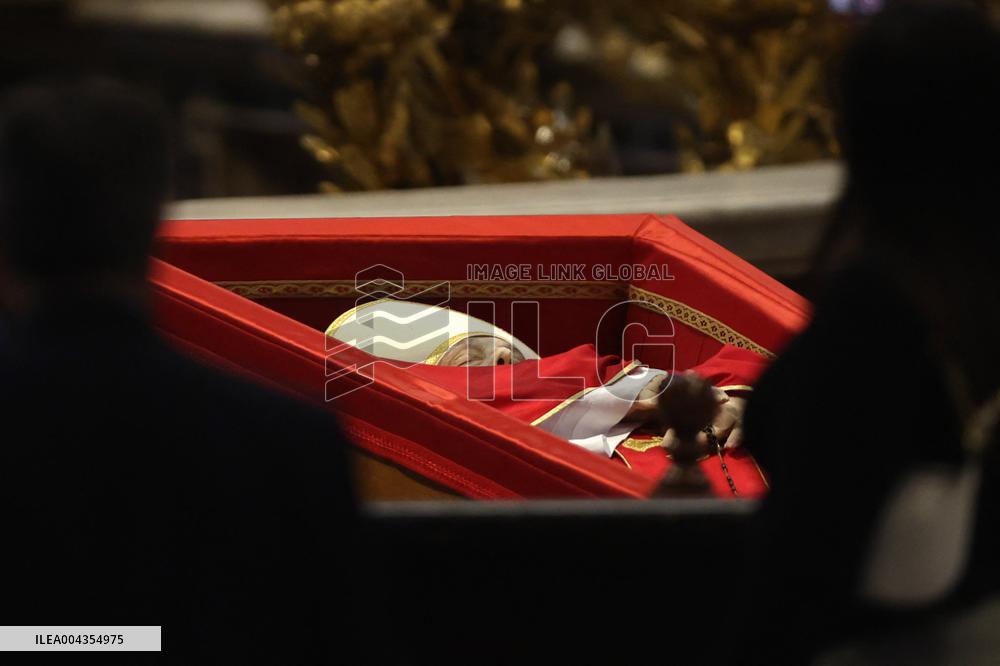 Morte di Papa Francesco Bergoglio, Migliaia di fedeli a san Pietro in Vaticano per rendere omaggio al corpo del Pontefice.