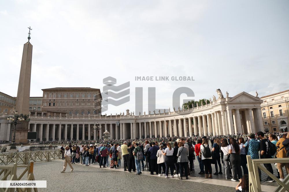 Morte di Papa Francesco Bergoglio, Migliaia di fedeli a san Pietro in Vaticano per rendere omaggio al corpo del Pontefice.