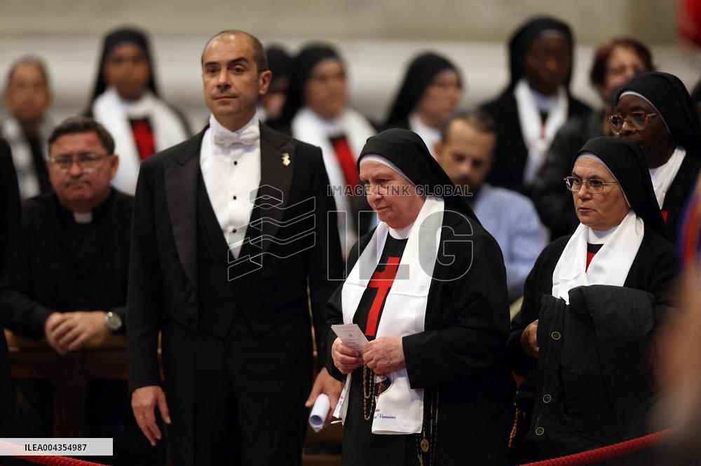 Morte di Papa Francesco Bergoglio, Migliaia di fedeli a san Pietro in Vaticano per rendere omaggio al corpo del Pontefice.