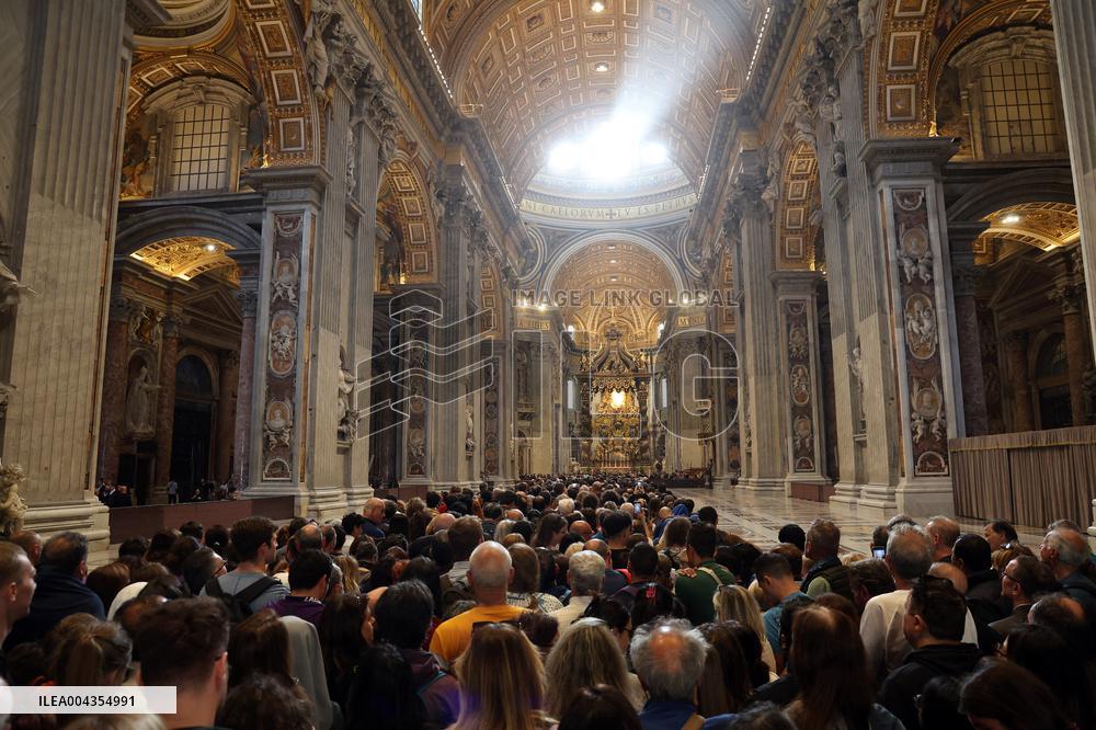 Morte di Papa Francesco Bergoglio, Migliaia di fedeli a san Pietro in Vaticano per rendere omaggio al corpo del Pontefice.