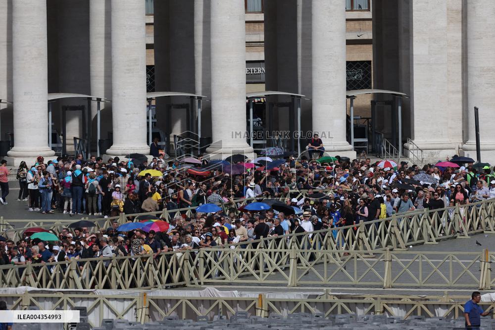 Morte di Papa Francesco Bergoglio, Migliaia di fedeli a san Pietro in Vaticano per rendere omaggio al corpo del Pontefice.