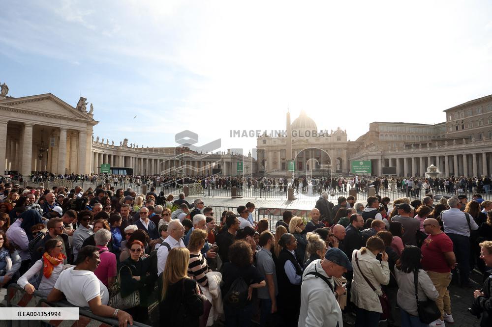Morte di Papa Francesco Bergoglio, Migliaia di fedeli a san Pietro in Vaticano per rendere omaggio al corpo del Pontefice.