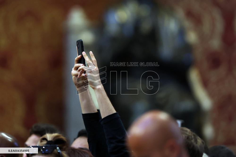 Morte di Papa Francesco Bergoglio, Migliaia di fedeli a san Pietro in Vaticano per rendere omaggio al corpo del Pontefice.