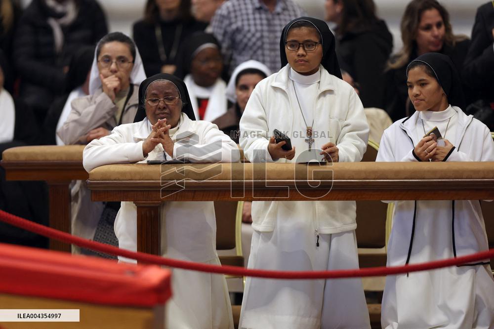 Morte di Papa Francesco Bergoglio, Migliaia di fedeli a san Pietro in Vaticano per rendere omaggio al corpo del Pontefice.