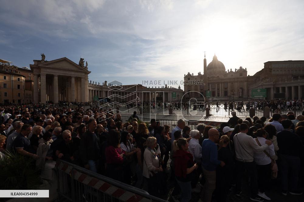 Morte di Papa Francesco Bergoglio, Migliaia di fedeli a san Pietro in Vaticano per rendere omaggio al corpo del Pontefice.