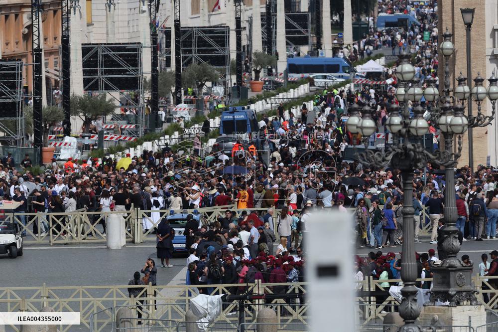 Morte di Papa Francesco Bergoglio, Migliaia di fedeli a san Pietro in Vaticano per rendere omaggio al corpo del Pontefice.