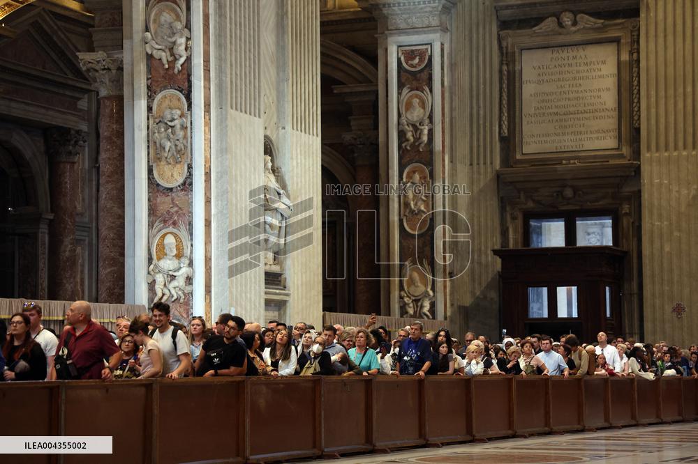 Morte di Papa Francesco Bergoglio, Migliaia di fedeli a san Pietro in Vaticano per rendere omaggio al corpo del Pontefice.