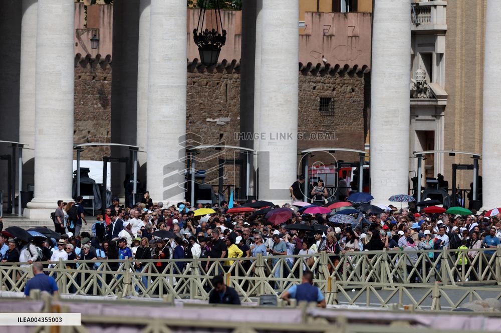 Morte di Papa Francesco Bergoglio, Migliaia di fedeli a san Pietro in Vaticano per rendere omaggio al corpo del Pontefice.