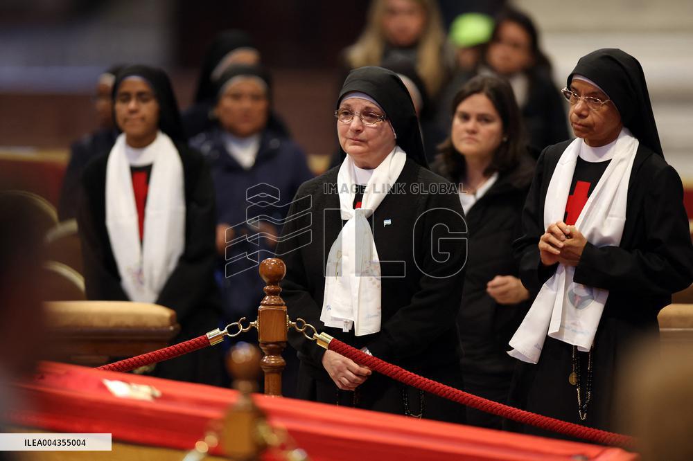 Morte di Papa Francesco Bergoglio, Migliaia di fedeli a san Pietro in Vaticano per rendere omaggio al corpo del Pontefice.