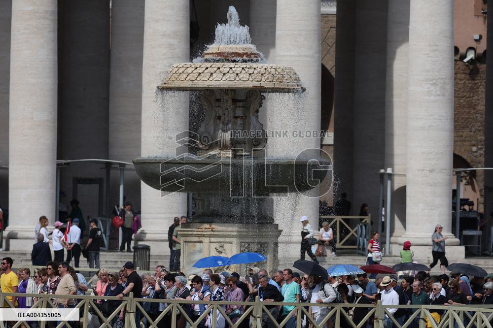 Morte di Papa Francesco Bergoglio, Migliaia di fedeli a san Pietro in Vaticano per rendere omaggio al corpo del Pontefice.