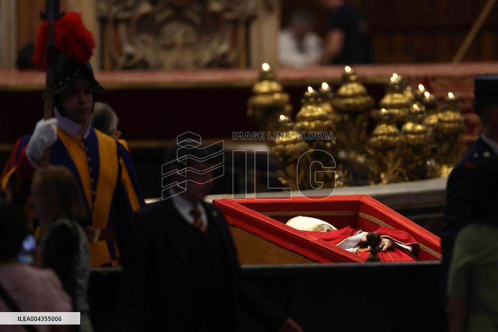 Morte di Papa Francesco Bergoglio, Migliaia di fedeli a san Pietro in Vaticano per rendere omaggio al corpo del Pontefice.