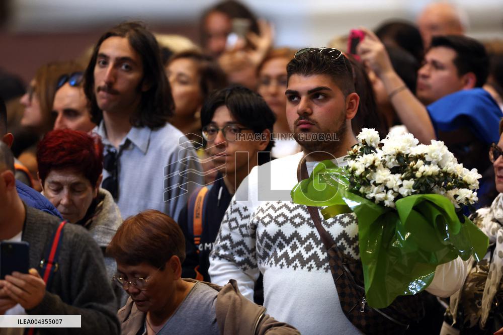 Morte di Papa Francesco Bergoglio, Migliaia di fedeli a san Pietro in Vaticano per rendere omaggio al corpo del Pontefice.