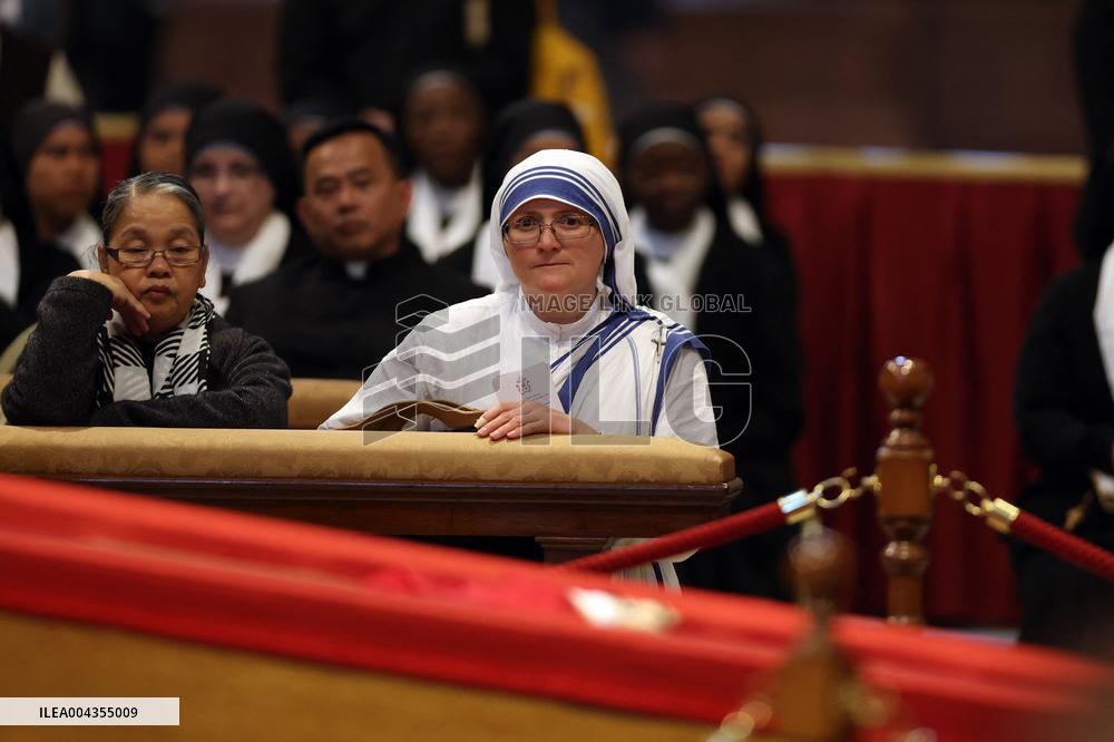 Morte di Papa Francesco Bergoglio, Migliaia di fedeli a san Pietro in Vaticano per rendere omaggio al corpo del Pontefice.