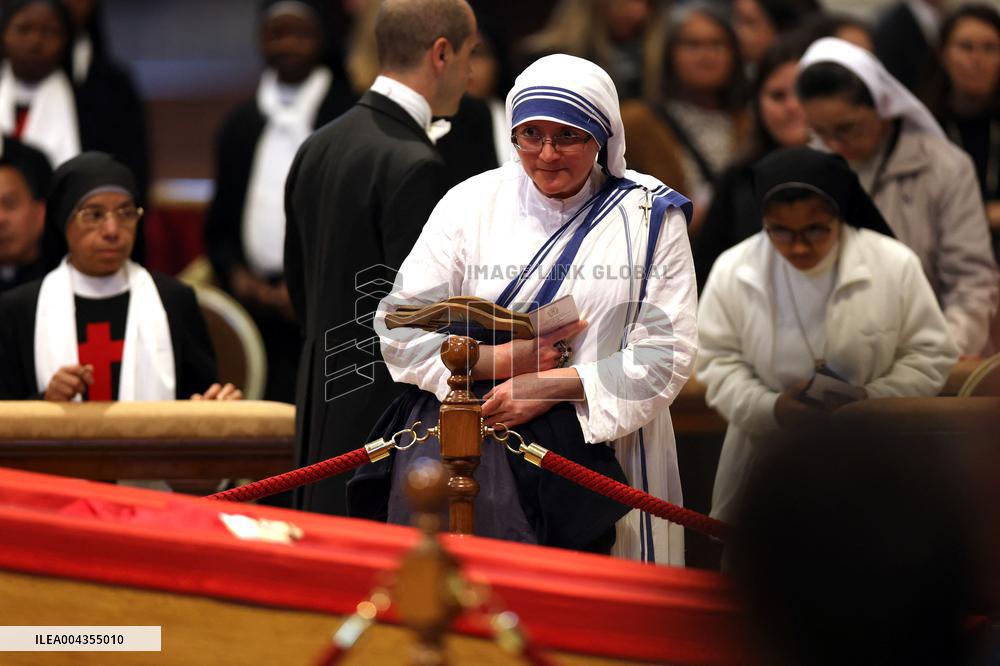 Morte di Papa Francesco Bergoglio, Migliaia di fedeli a san Pietro in Vaticano per rendere omaggio al corpo del Pontefice.