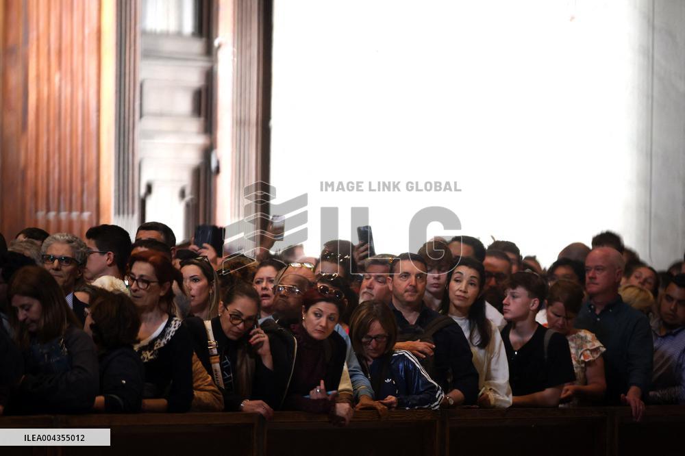 Morte di Papa Francesco Bergoglio, Migliaia di fedeli a san Pietro in Vaticano per rendere omaggio al corpo del Pontefice.