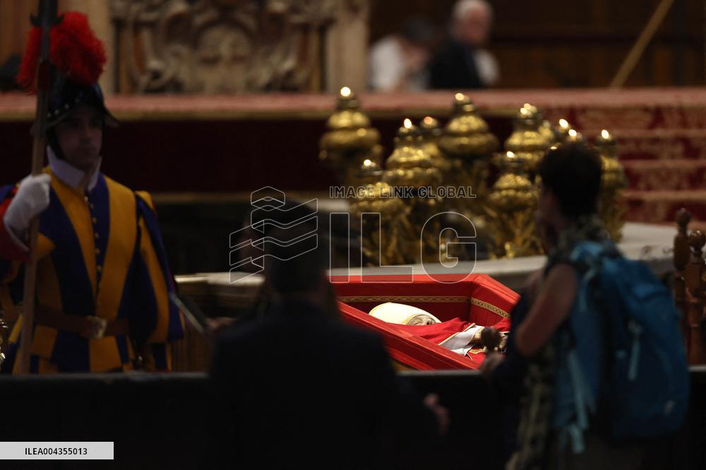 Morte di Papa Francesco Bergoglio, Migliaia di fedeli a san Pietro in Vaticano per rendere omaggio al corpo del Pontefice.