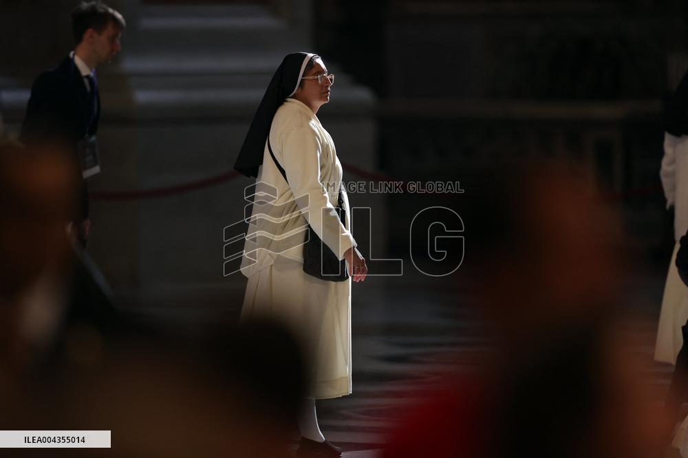 Morte di Papa Francesco Bergoglio, Migliaia di fedeli a san Pietro in Vaticano per rendere omaggio al corpo del Pontefice.