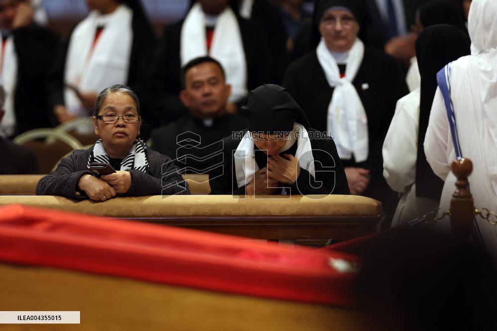 Morte di Papa Francesco Bergoglio, Migliaia di fedeli a san Pietro in Vaticano per rendere omaggio al corpo del Pontefice.