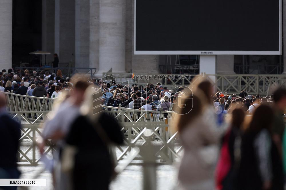 Morte di Papa Francesco Bergoglio, Migliaia di fedeli a san Pietro in Vaticano per rendere omaggio al corpo del Pontefice.