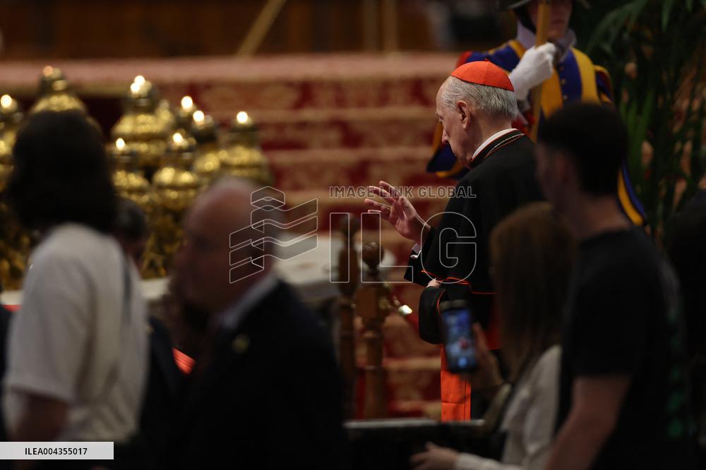Morte di Papa Francesco Bergoglio, Migliaia di fedeli a san Pietro in Vaticano per rendere omaggio al corpo del Pontefice.