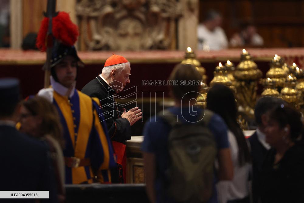 Morte di Papa Francesco Bergoglio, Migliaia di fedeli a san Pietro in Vaticano per rendere omaggio al corpo del Pontefice.