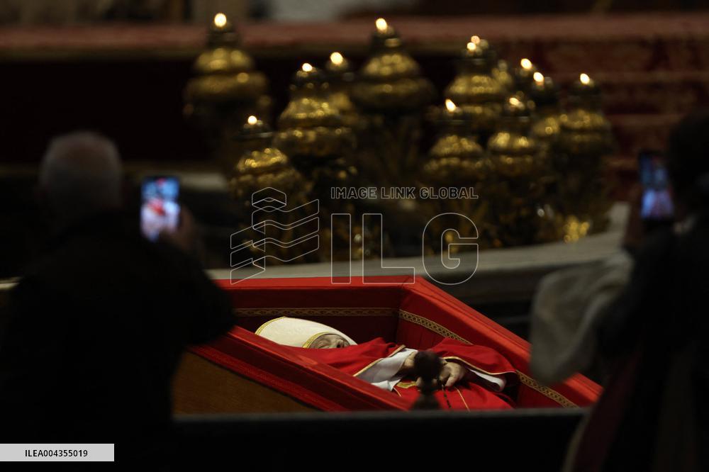 Morte di Papa Francesco Bergoglio, Migliaia di fedeli a san Pietro in Vaticano per rendere omaggio al corpo del Pontefice.